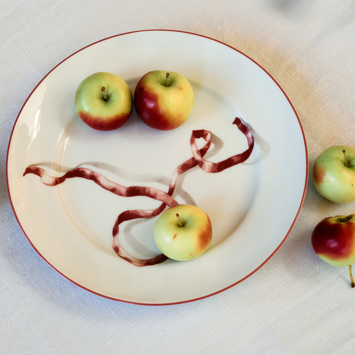 Harper’s Bazaar Best Hostess Gifts for Dinner Parties, Movie Nights, and More. These ribbon-adorned dinner plates can transform even an easy meal into something fit for a downtown It-girl. With three different colors to choose from, you can find the perfect option for home design lovers.
